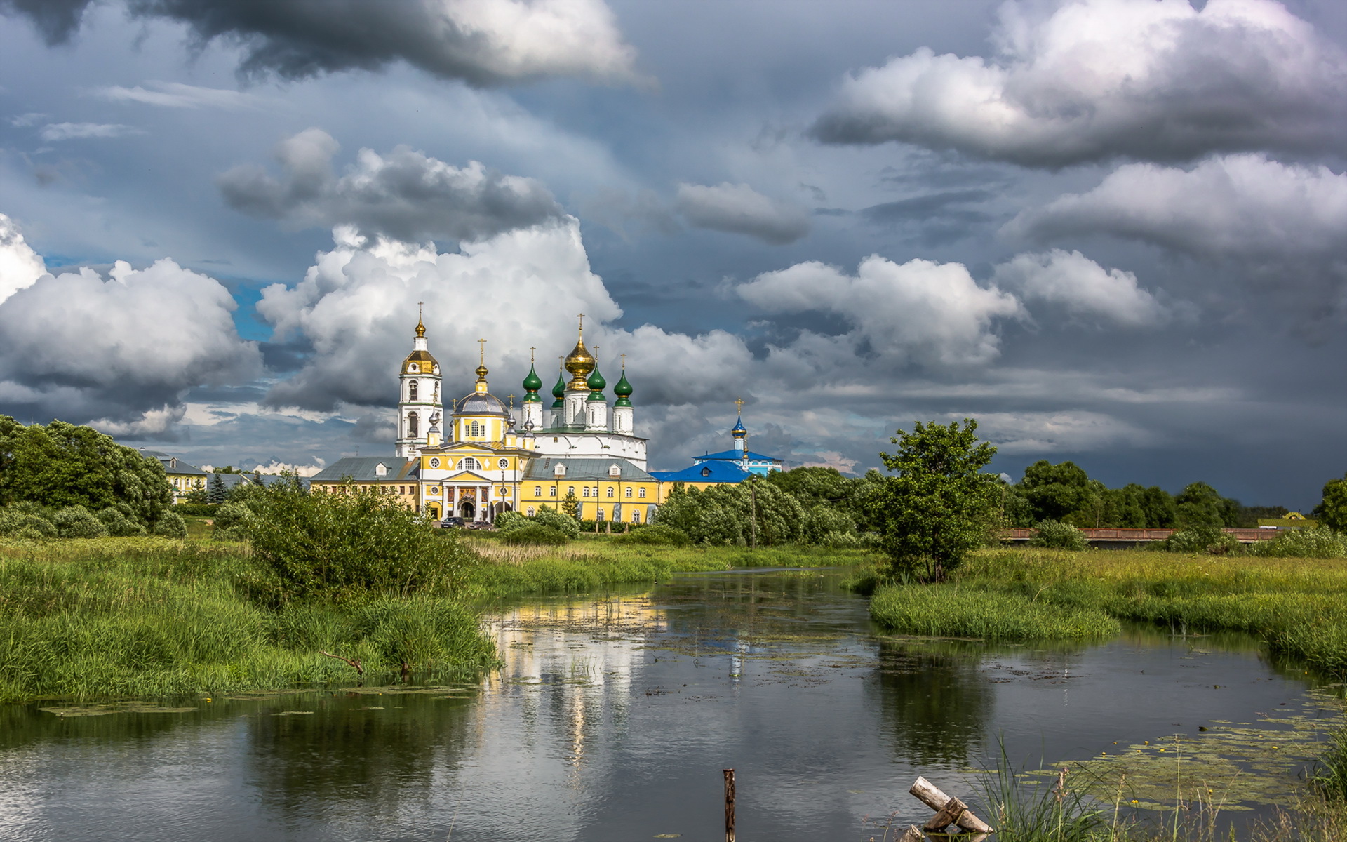 монастыри с озерами